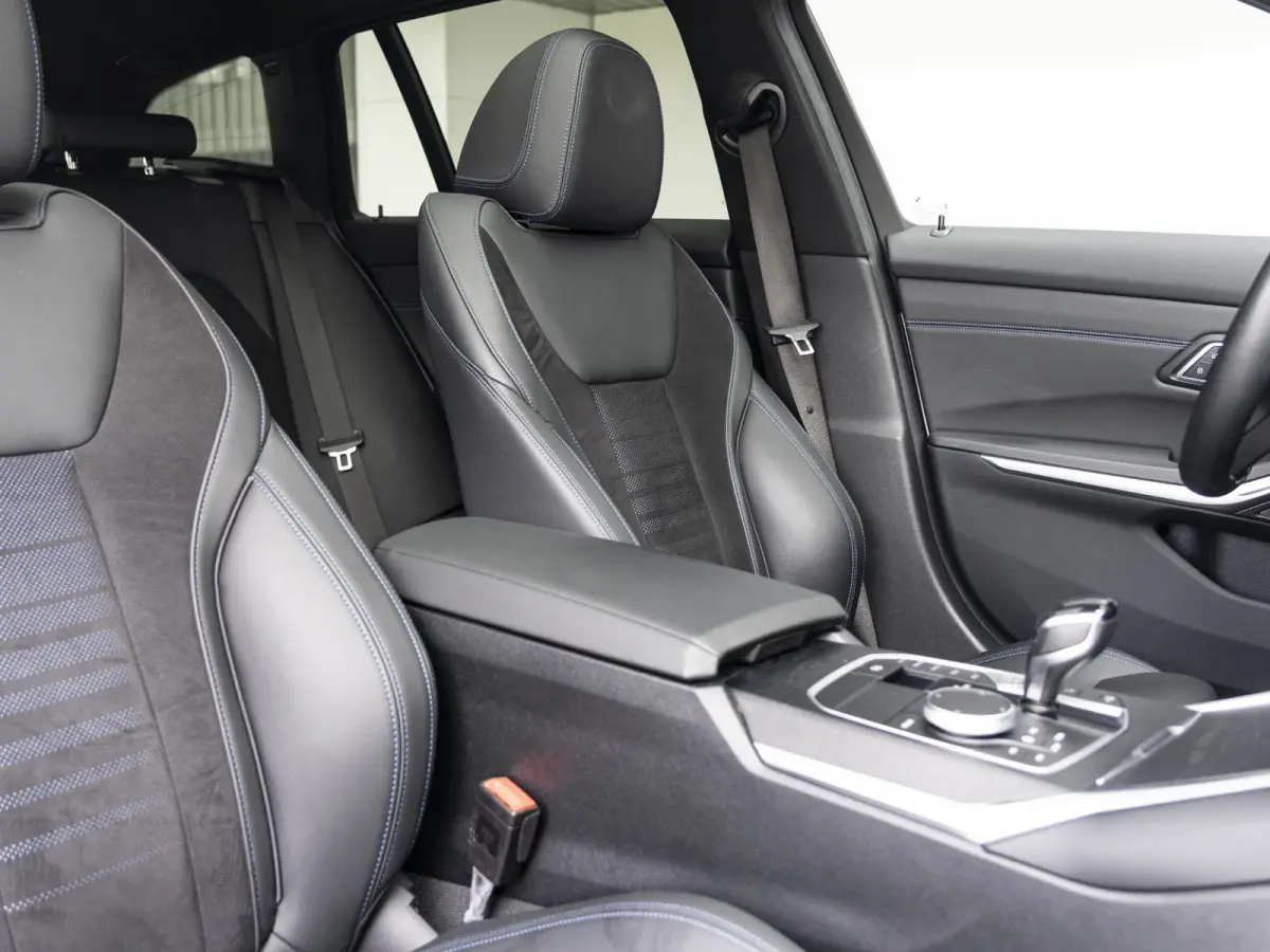 330e | M Sport | Innovationspakket | Harman Kardon | Comfort Access | Achteruitrijcamera | Laserlight | Panoramadak | Head-Up Display | 18''