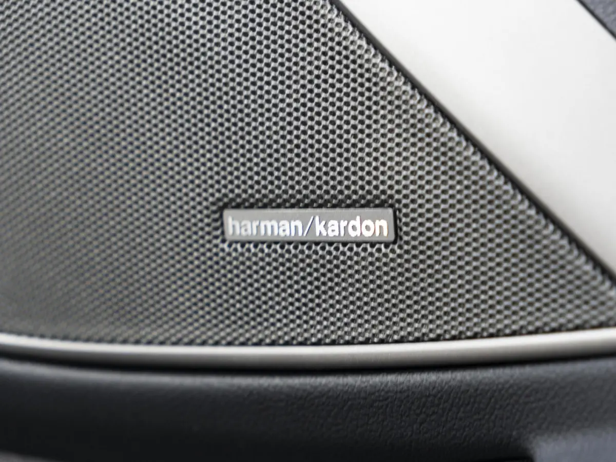 330e | M Sport | Innovationspakket | Harman Kardon | Comfort Access | Achteruitrijcamera | Laserlight | Panoramadak | Head-Up Display | 18''