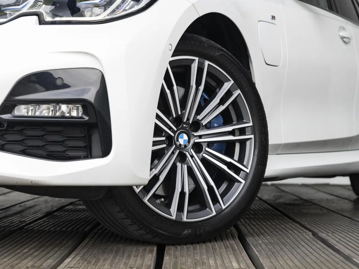 330e | M Sport | Innovationspakket | Harman Kardon | Comfort Access | Achteruitrijcamera | Laserlight | Panoramadak | Head-Up Display | 18''