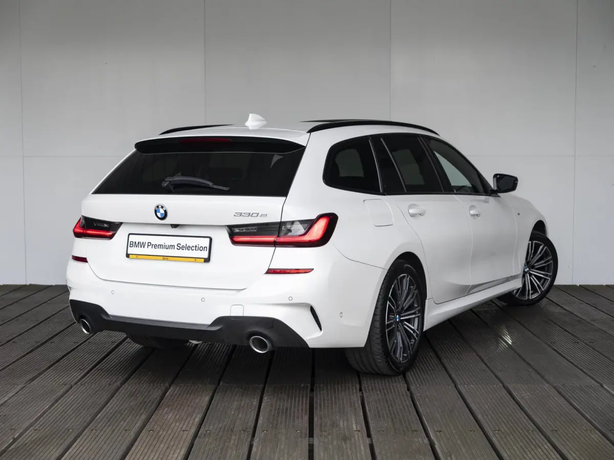 330e | M Sport | Innovationspakket | Harman Kardon | Comfort Access | Achteruitrijcamera | Laserlight | Panoramadak | Head-Up Display | 18''
