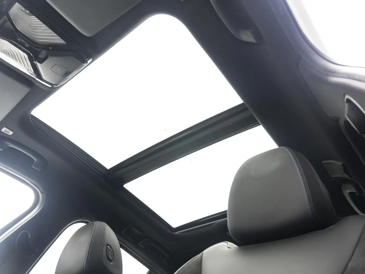 330e | M Sport | Innovationspakket | Harman Kardon | Comfort Access | Achteruitrijcamera | Laserlight | Panoramadak | Head-Up Display | 18''