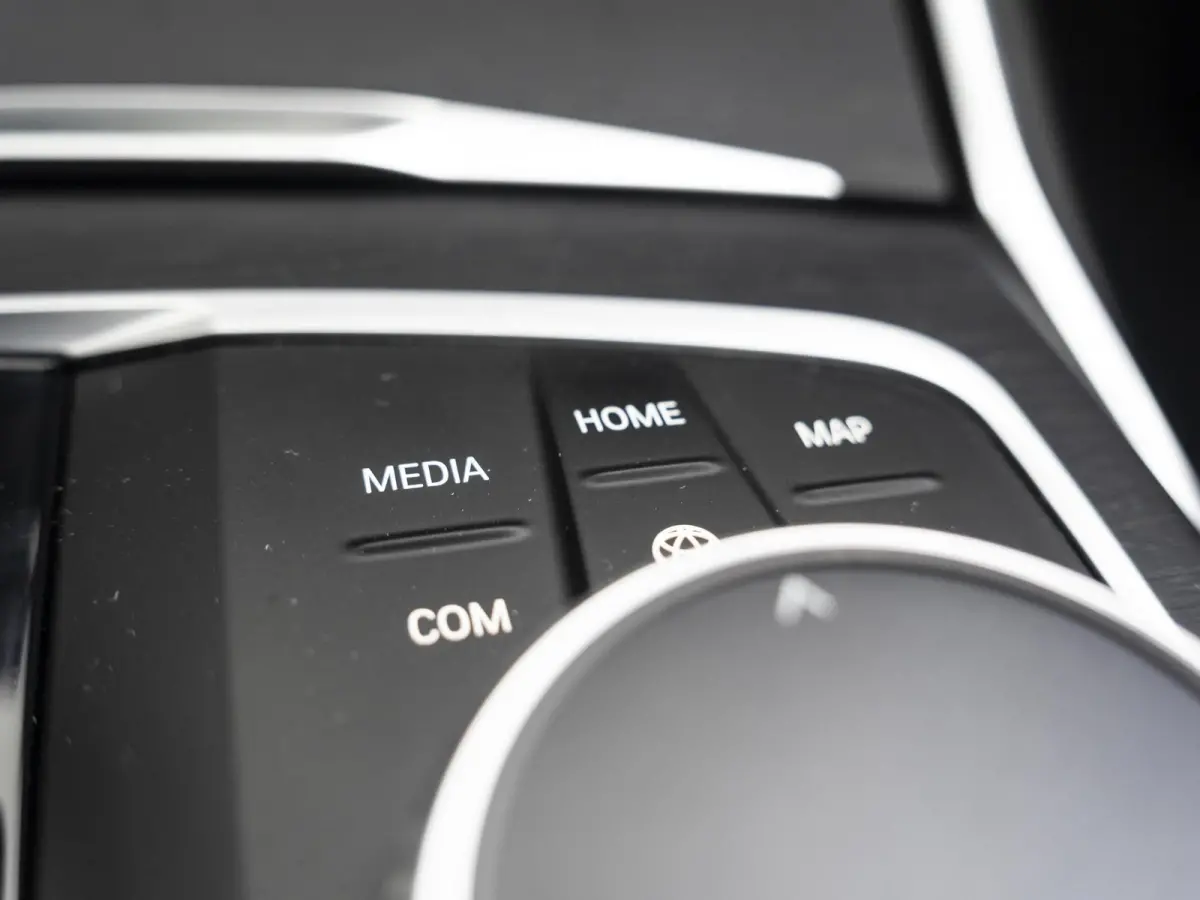 330e | M Sport | Innovationspakket | Harman Kardon | Comfort Access | Achteruitrijcamera | Laserlight | Panoramadak | Head-Up Display | 18''