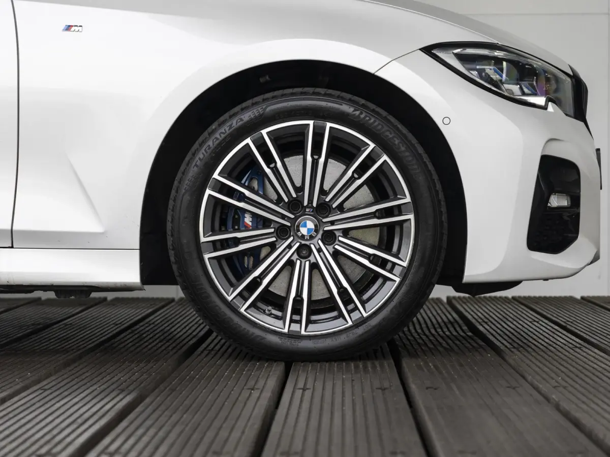 330e | M Sport | Innovationspakket | Harman Kardon | Comfort Access | Achteruitrijcamera | Laserlight | Panoramadak | Head-Up Display | 18''