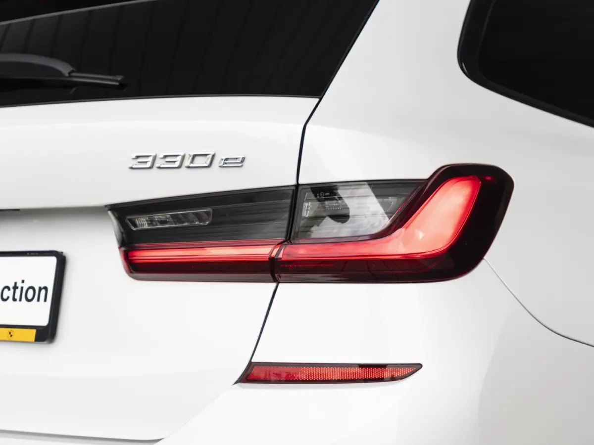 330e | M Sport | Innovationspakket | Harman Kardon | Comfort Access | Achteruitrijcamera | Laserlight | Panoramadak | Head-Up Display | 18''