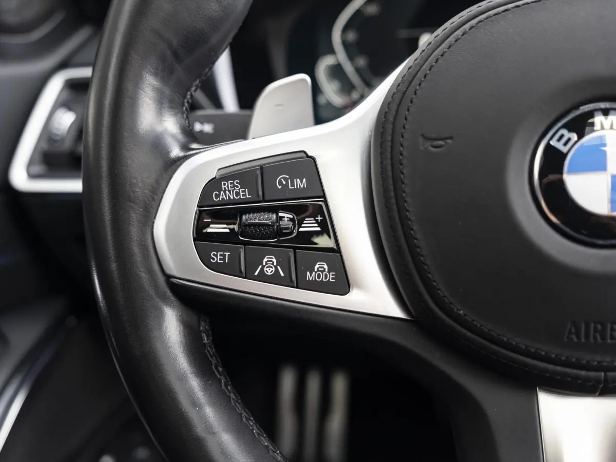 330e | M Sport | Innovationspakket | Harman Kardon | Comfort Access | Achteruitrijcamera | Laserlight | Panoramadak | Head-Up Display | 18''