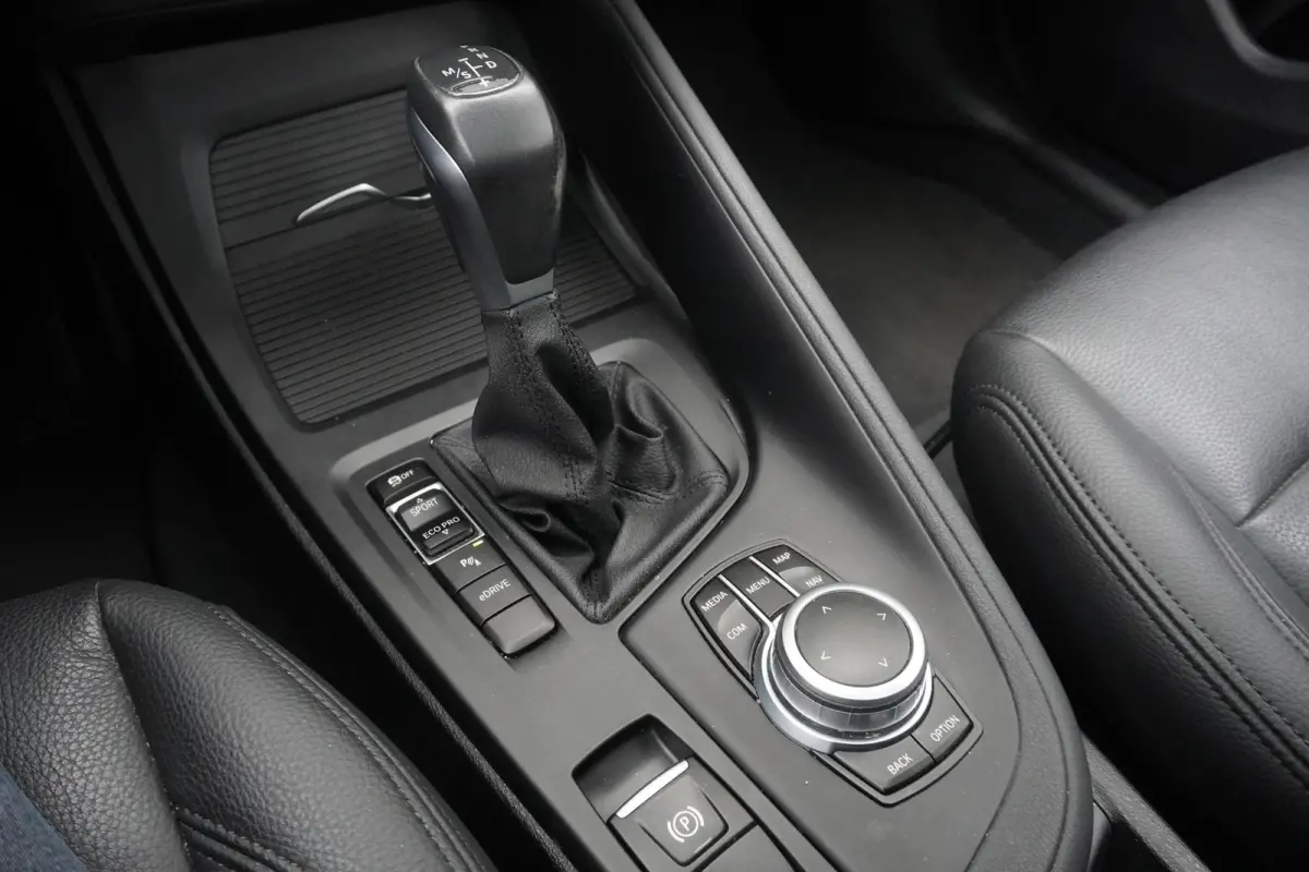 xDrive25e High Executive | Parking Pack | Glazen panoramadak | Trekhaak met afneembare kogel | Achteruitrijcamera | Elektrisch verwarmde voorstoelen