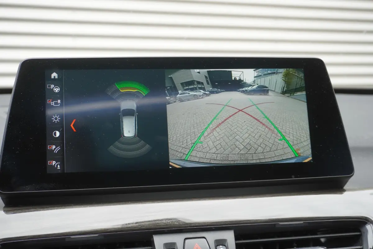 xDrive25e High Executive | Parking Pack | Glazen panoramadak | Trekhaak met afneembare kogel | Achteruitrijcamera | Elektrisch verwarmde voorstoelen