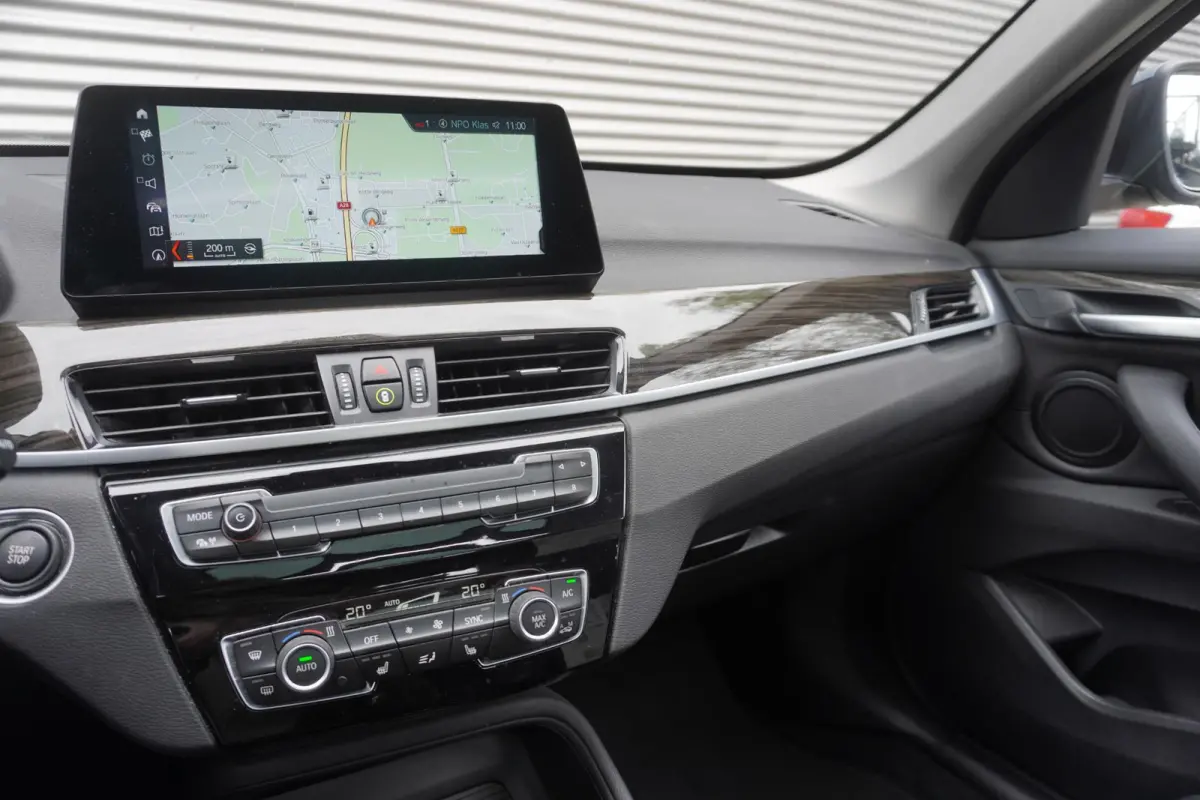 xDrive25e High Executive | Parking Pack | Glazen panoramadak | Trekhaak met afneembare kogel | Achteruitrijcamera | Elektrisch verwarmde voorstoelen