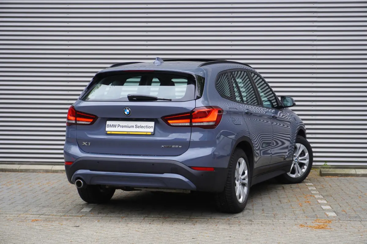 xDrive25e High Executive | Parking Pack | Glazen panoramadak | Trekhaak met afneembare kogel | Achteruitrijcamera | Elektrisch verwarmde voorstoelen