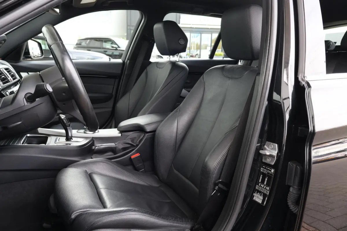 320i M Sport Edition M Sport/ Stoelverwarming/ Navigatie/ Achteruitrijcamera/ HiFi