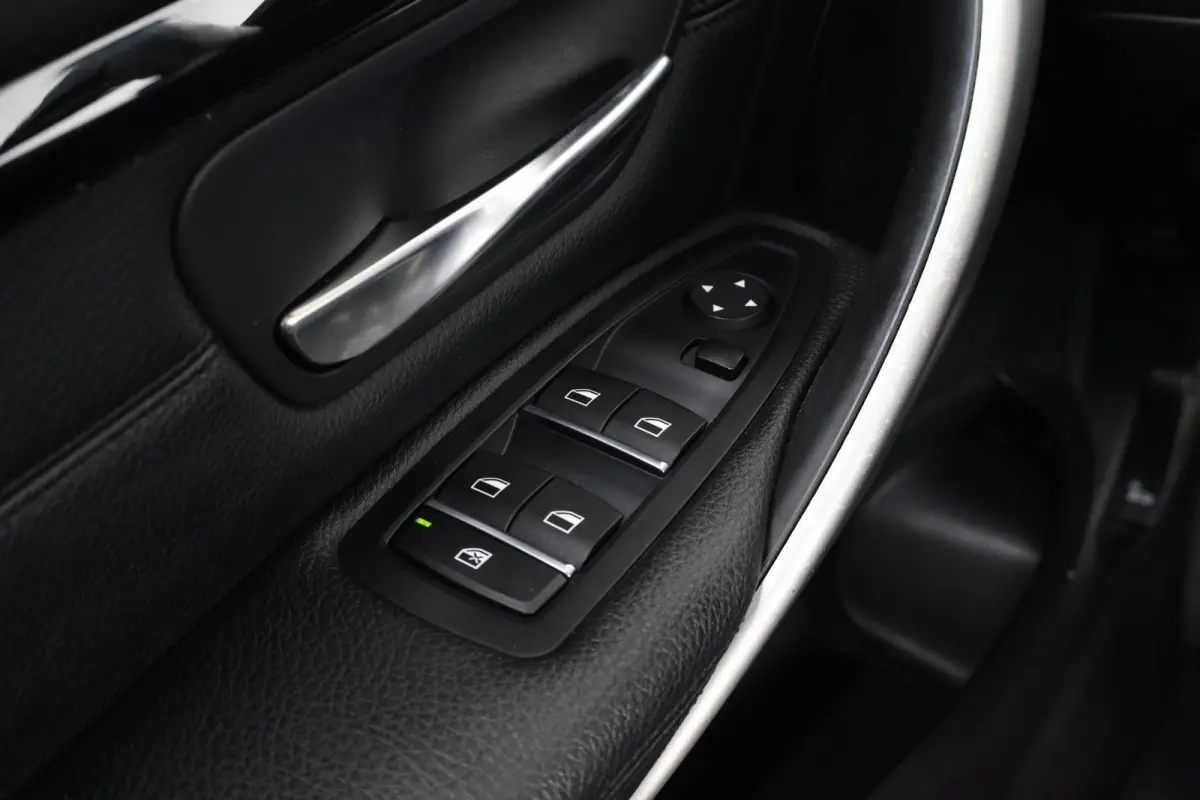 320i M Sport Edition M Sport/ Stoelverwarming/ Navigatie/ Achteruitrijcamera/ HiFi