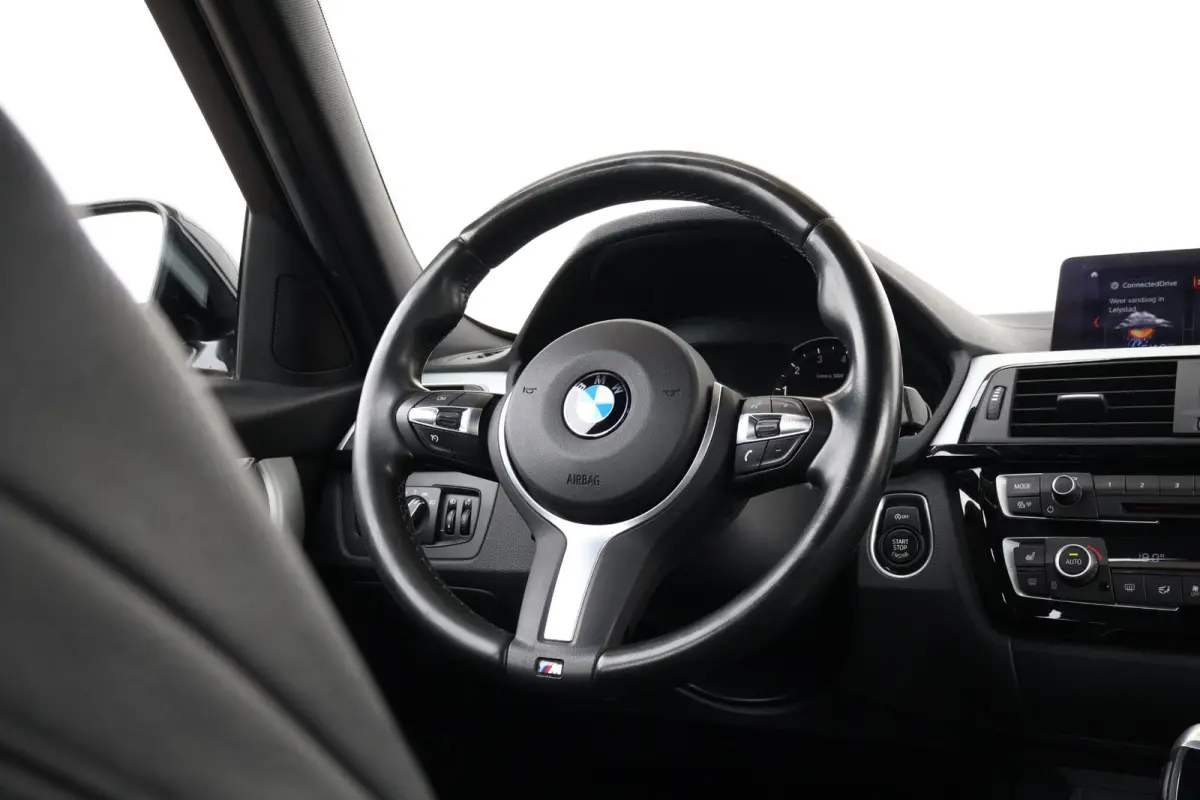 320i M Sport Edition M Sport/ Stoelverwarming/ Navigatie/ Achteruitrijcamera/ HiFi