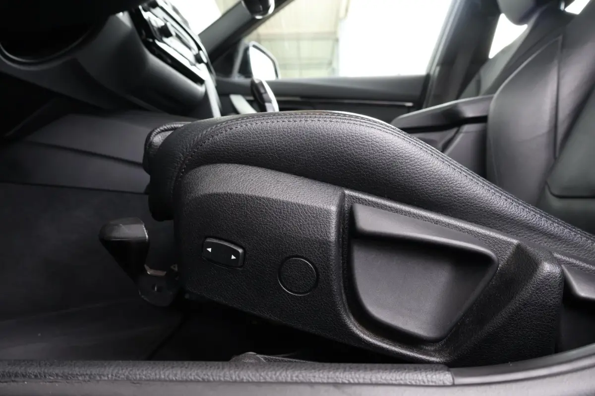 320i M Sport Edition M Sport/ Stoelverwarming/ Navigatie/ Achteruitrijcamera/ HiFi