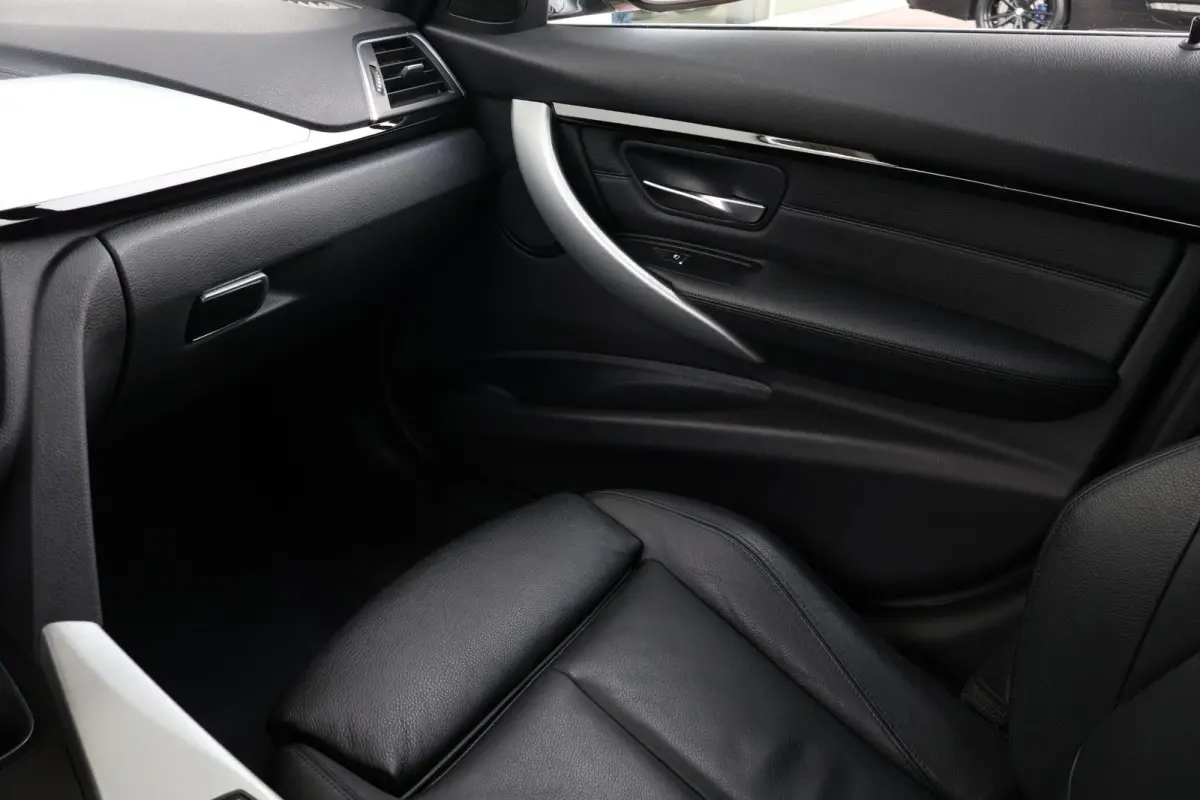 320i M Sport Edition M Sport/ Stoelverwarming/ Navigatie/ Achteruitrijcamera/ HiFi