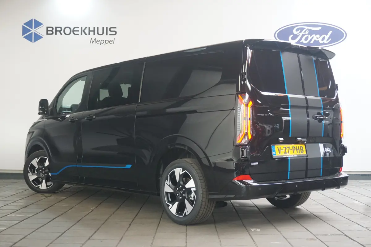 320 2.5 PHEV L2H1 Sport DC | 1-fase laadkabel mode 3 16A, 10 meter (PHEV) | 19 inch lichtmetalen velgen Sport (Matte Black) | 2 zitplaatsen rechtsvoor