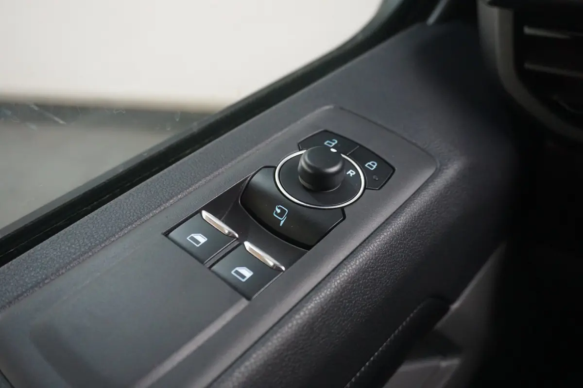 320 2.5 PHEV L2H1 Sport DC | 1-fase laadkabel mode 3 16A, 10 meter (PHEV) | 19 inch lichtmetalen velgen Sport (Matte Black) | 2 zitplaatsen rechtsvoor
