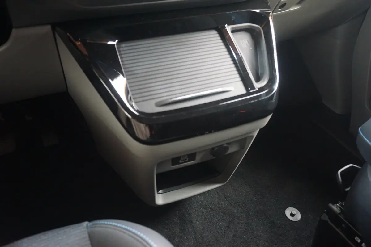 320 2.5 PHEV L2H1 Sport DC | 1-fase laadkabel mode 3 16A, 10 meter (PHEV) | 19 inch lichtmetalen velgen Sport (Matte Black) | 2 zitplaatsen rechtsvoor