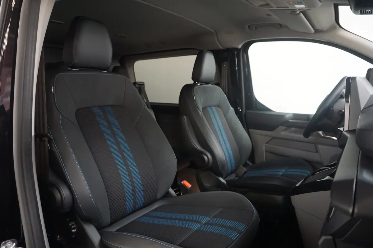 320 2.5 PHEV L2H1 Sport DC | 1-fase laadkabel mode 3 16A, 10 meter (PHEV) | 19 inch lichtmetalen velgen Sport (Matte Black) | 2 zitplaatsen rechtsvoor