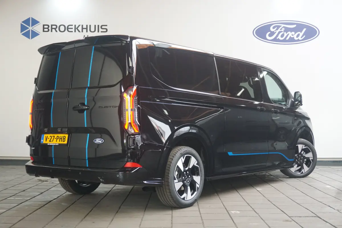320 2.5 PHEV L2H1 Sport DC | 1-fase laadkabel mode 3 16A, 10 meter (PHEV) | 19 inch lichtmetalen velgen Sport (Matte Black) | 2 zitplaatsen rechtsvoor