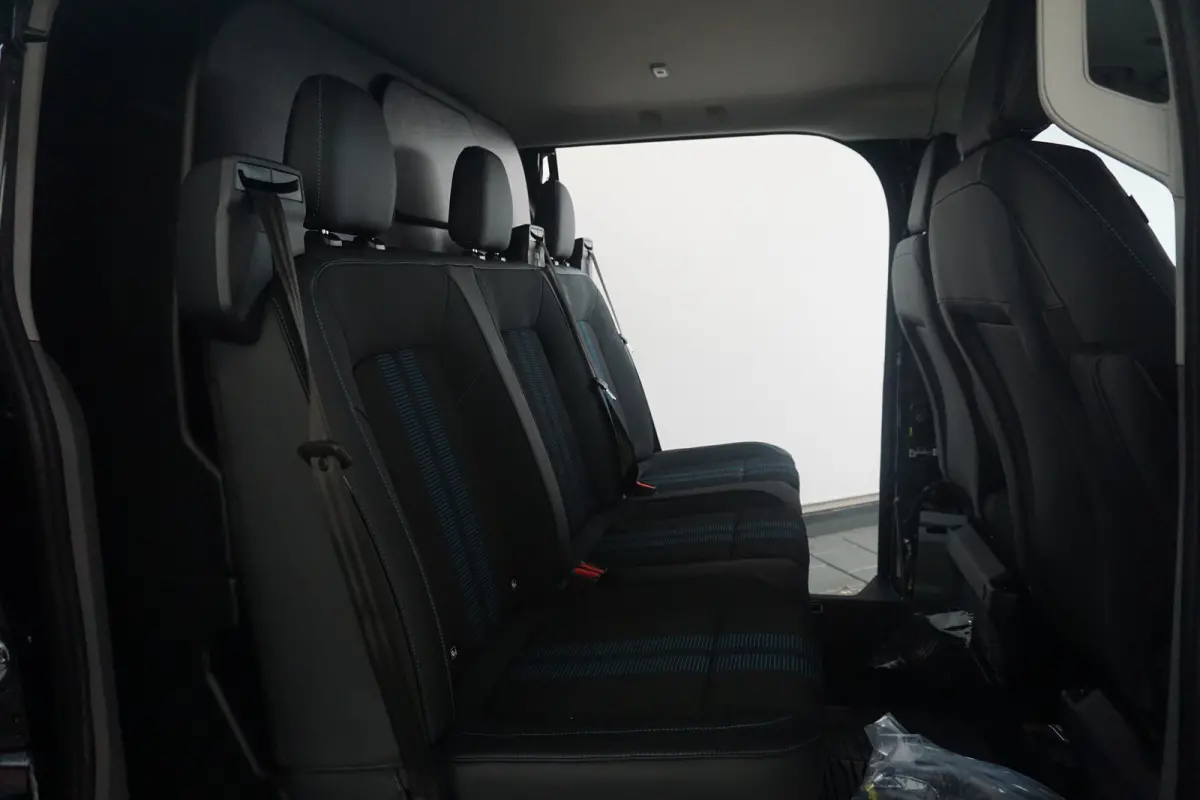 320 2.5 PHEV L2H1 Sport DC | 1-fase laadkabel mode 3 16A, 10 meter (PHEV) | 19 inch lichtmetalen velgen Sport (Matte Black) | 2 zitplaatsen rechtsvoor