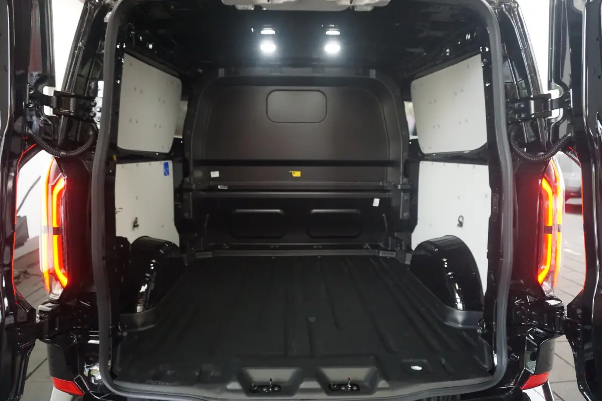 320 2.5 PHEV L2H1 Sport DC | 1-fase laadkabel mode 3 16A, 10 meter (PHEV) | 19 inch lichtmetalen velgen Sport (Matte Black) | 2 zitplaatsen rechtsvoor