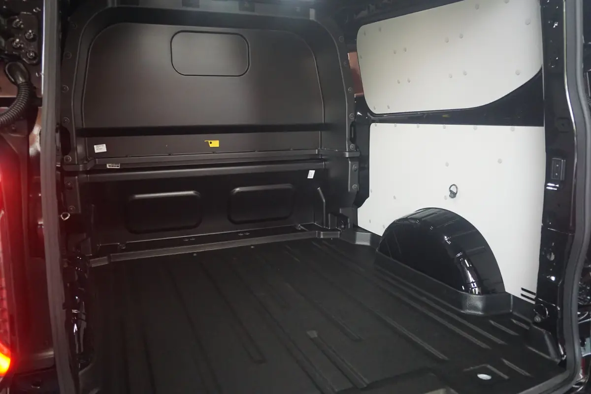320 2.5 PHEV L2H1 Sport DC | 1-fase laadkabel mode 3 16A, 10 meter (PHEV) | 19 inch lichtmetalen velgen Sport (Matte Black) | 2 zitplaatsen rechtsvoor