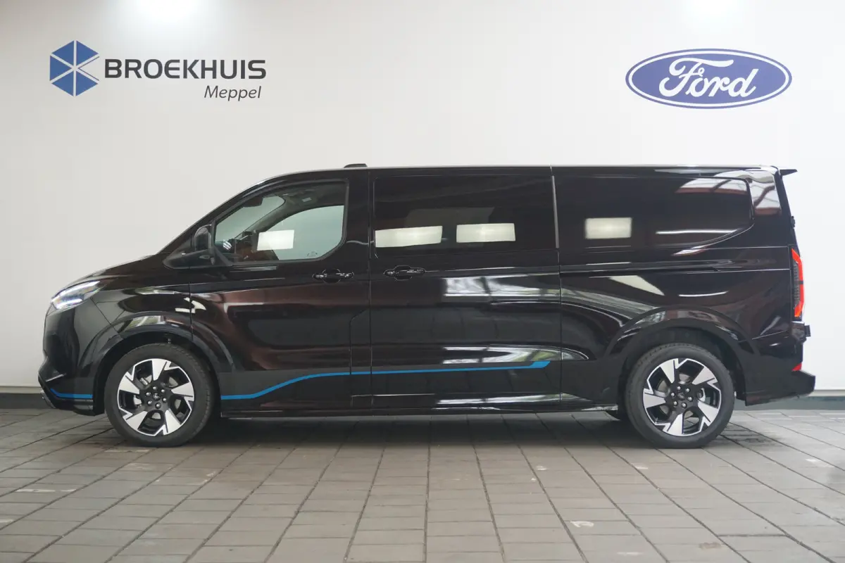320 2.5 PHEV L2H1 Sport DC | 1-fase laadkabel mode 3 16A, 10 meter (PHEV) | 19 inch lichtmetalen velgen Sport (Matte Black) | 2 zitplaatsen rechtsvoor