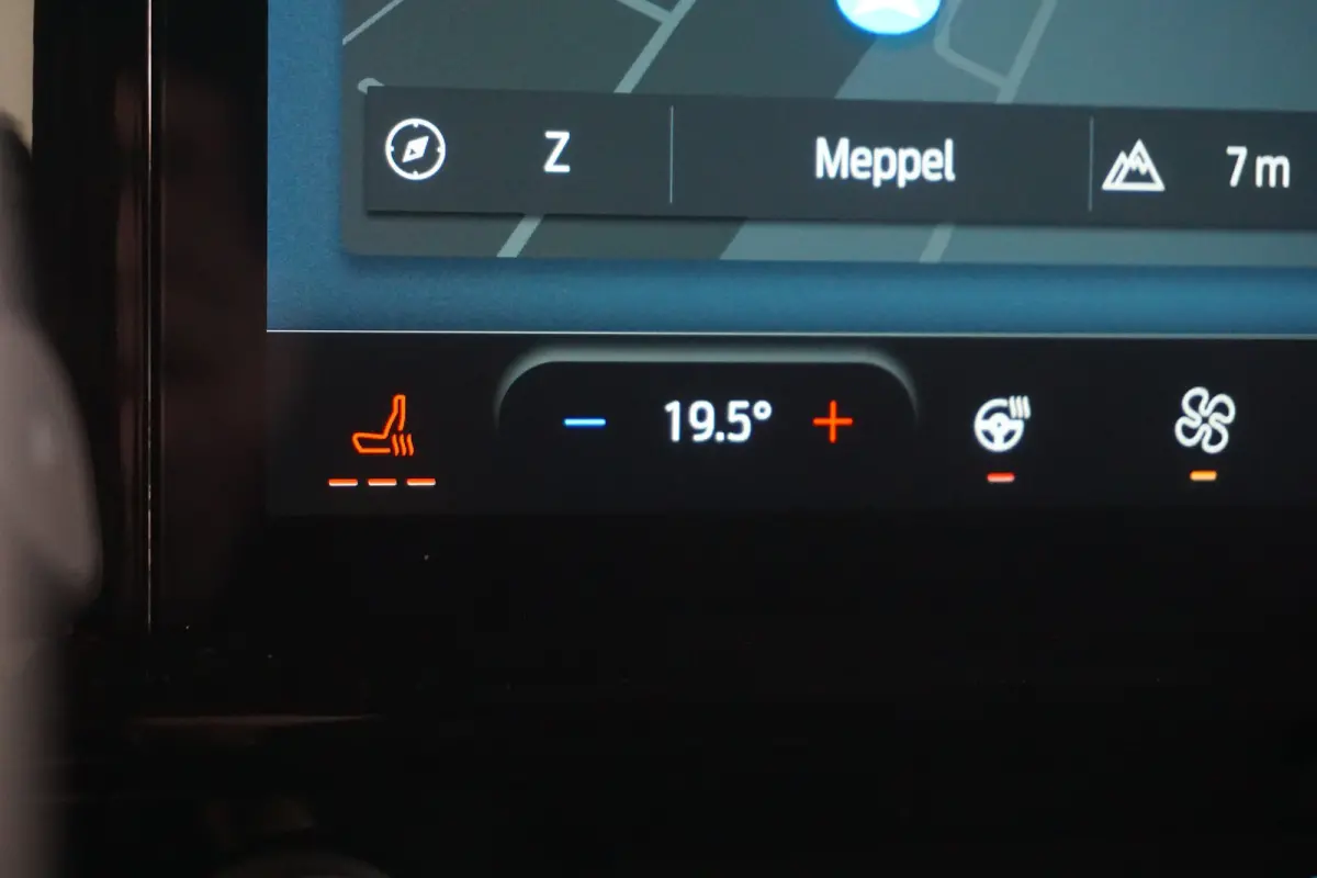 320 2.5 PHEV L2H1 Sport DC | 1-fase laadkabel mode 3 16A, 10 meter (PHEV) | 19 inch lichtmetalen velgen Sport (Matte Black) | 2 zitplaatsen rechtsvoor