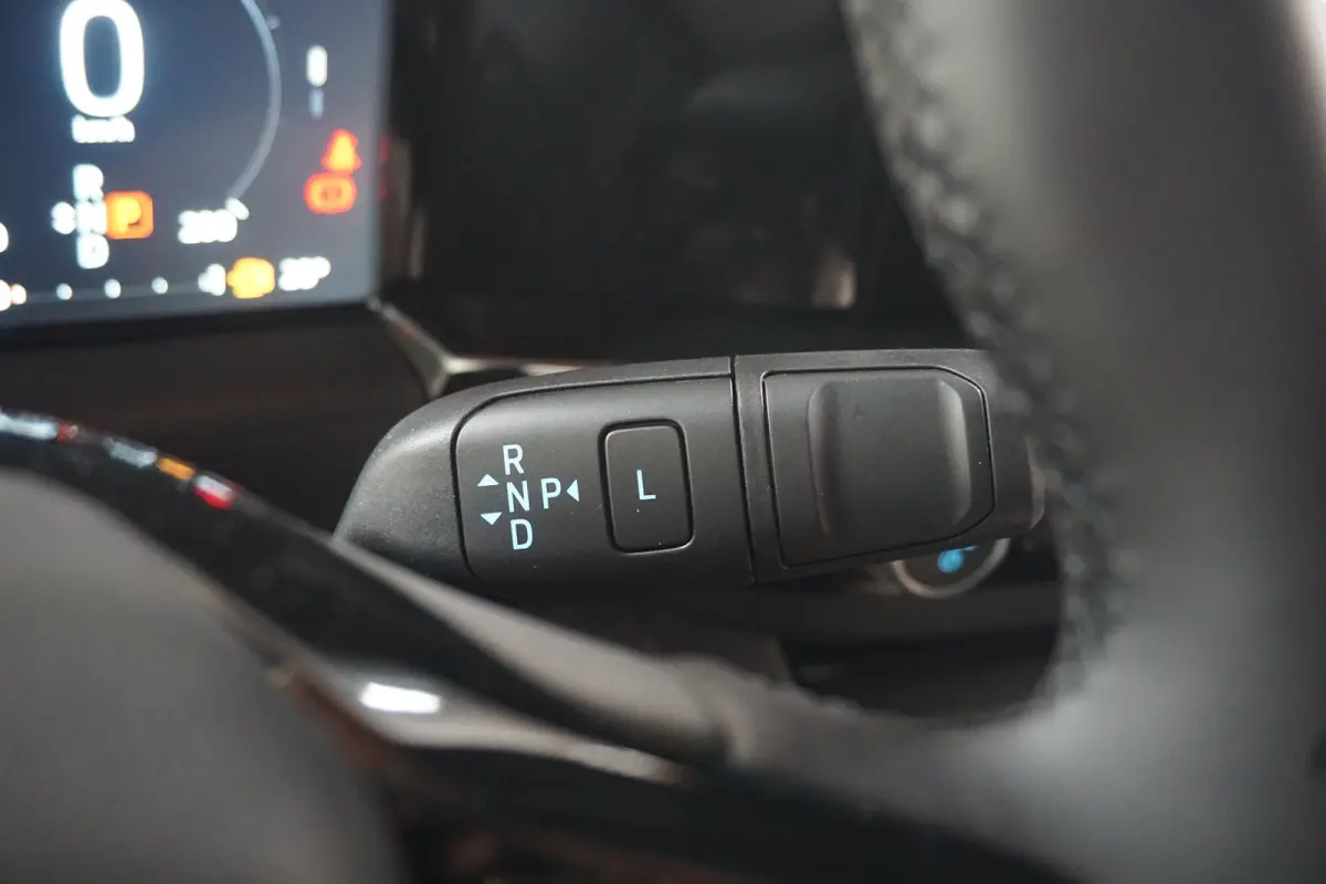 320 2.5 PHEV L2H1 Sport DC | 1-fase laadkabel mode 3 16A, 10 meter (PHEV) | 19 inch lichtmetalen velgen Sport (Matte Black) | 2 zitplaatsen rechtsvoor