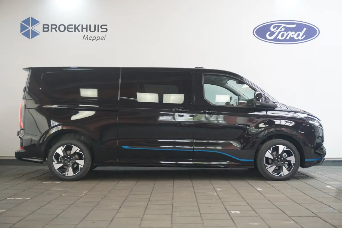 320 2.5 PHEV L2H1 Sport DC | 1-fase laadkabel mode 3 16A, 10 meter (PHEV) | 19 inch lichtmetalen velgen Sport (Matte Black) | 2 zitplaatsen rechtsvoor
