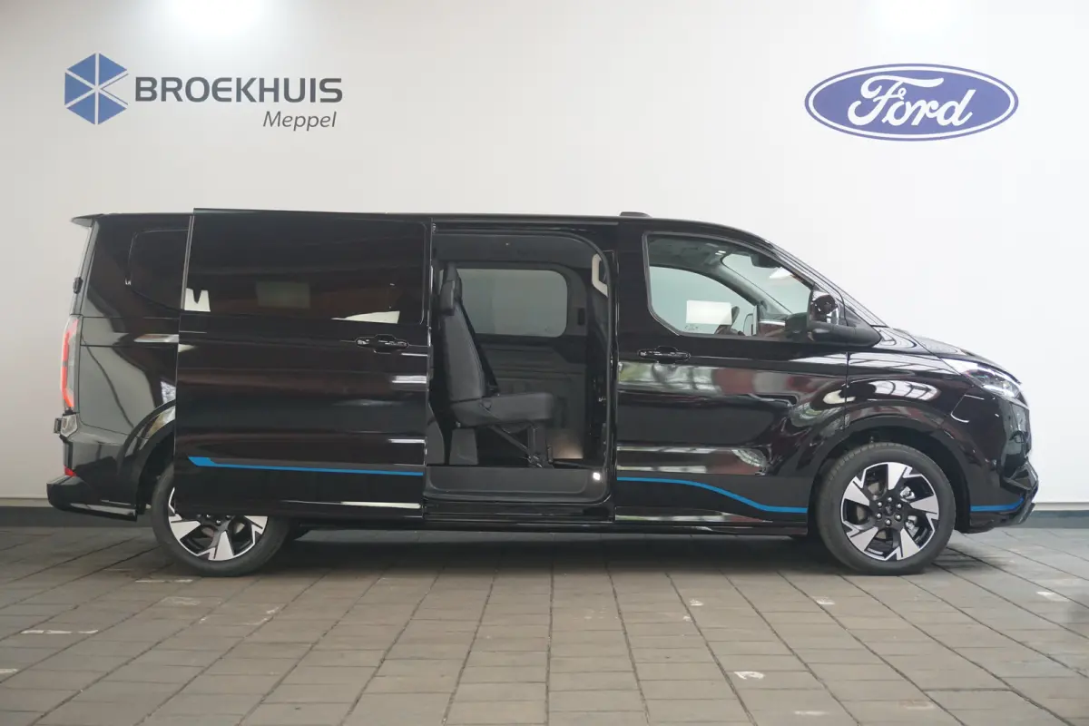 320 2.5 PHEV L2H1 Sport DC | 1-fase laadkabel mode 3 16A, 10 meter (PHEV) | 19 inch lichtmetalen velgen Sport (Matte Black) | 2 zitplaatsen rechtsvoor