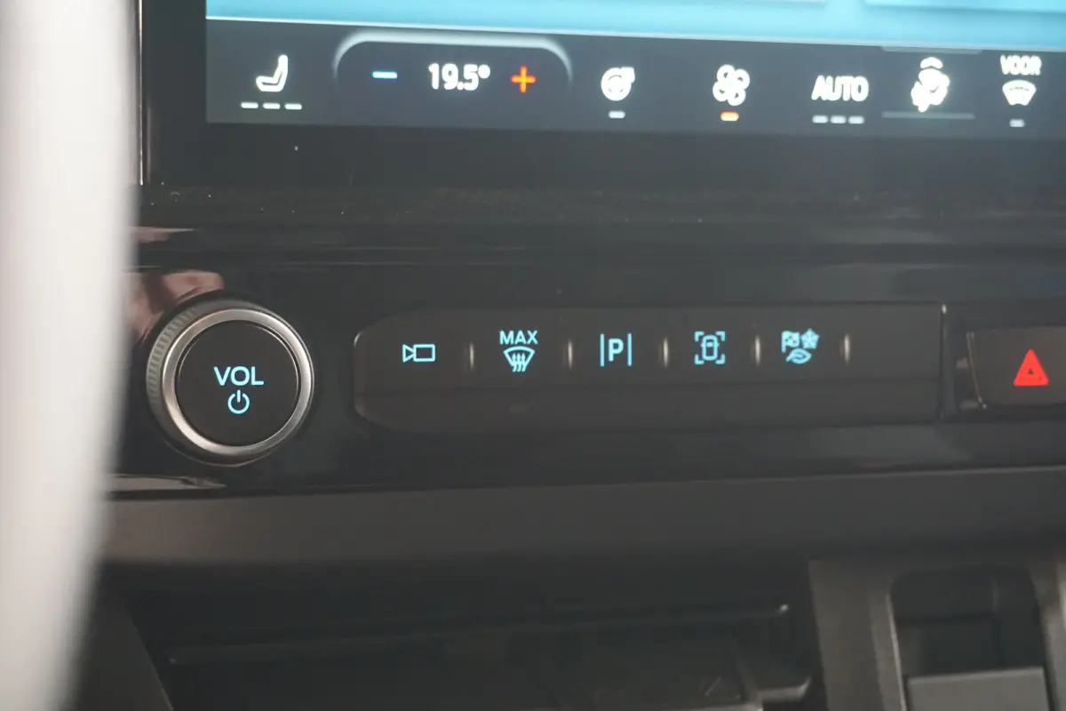 320 2.5 PHEV L2H1 Sport DC | 1-fase laadkabel mode 3 16A, 10 meter (PHEV) | 19 inch lichtmetalen velgen Sport (Matte Black) | 2 zitplaatsen rechtsvoor