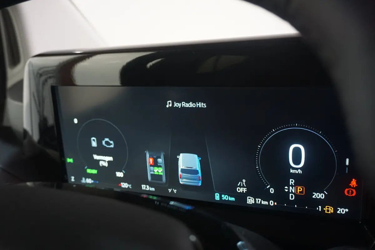 320 2.5 PHEV L2H1 Sport DC | 1-fase laadkabel mode 3 16A, 10 meter (PHEV) | 19 inch lichtmetalen velgen Sport (Matte Black) | 2 zitplaatsen rechtsvoor