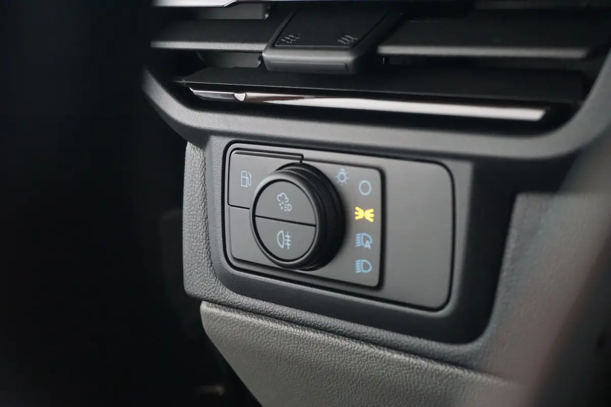320 2.5 PHEV L2H1 Sport DC | 1-fase laadkabel mode 3 16A, 10 meter (PHEV) | 19 inch lichtmetalen velgen Sport (Matte Black) | 2 zitplaatsen rechtsvoor