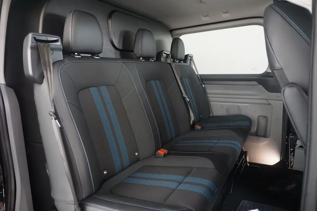 320 2.5 PHEV L2H1 Sport DC | 1-fase laadkabel mode 3 16A, 10 meter (PHEV) | 19 inch lichtmetalen velgen Sport (Matte Black) | 2 zitplaatsen rechtsvoor
