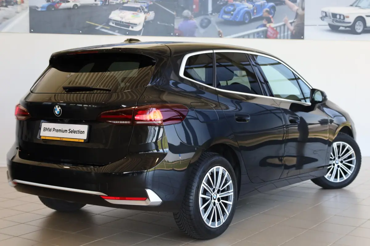 218i | Harman/Kardon | Achteruitrijcamera | Voorstoelen met Massagefunctie | Elektr. Trekhaak