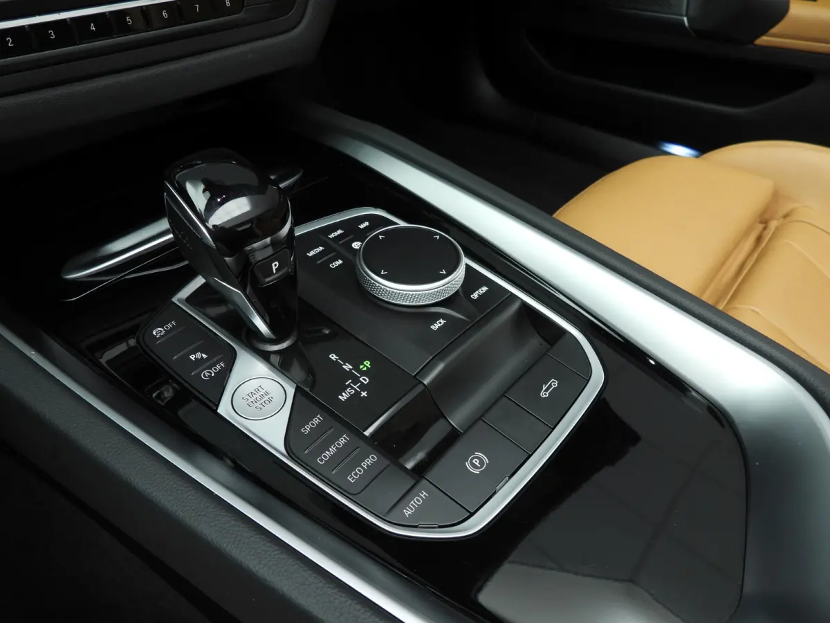 sDrive30i | M-Sportpakket | LED | Leder | Navigatie | Windscherm | Stoelverwarming | M-zetels | DAB | Hifi speakers | Alu 18 inch