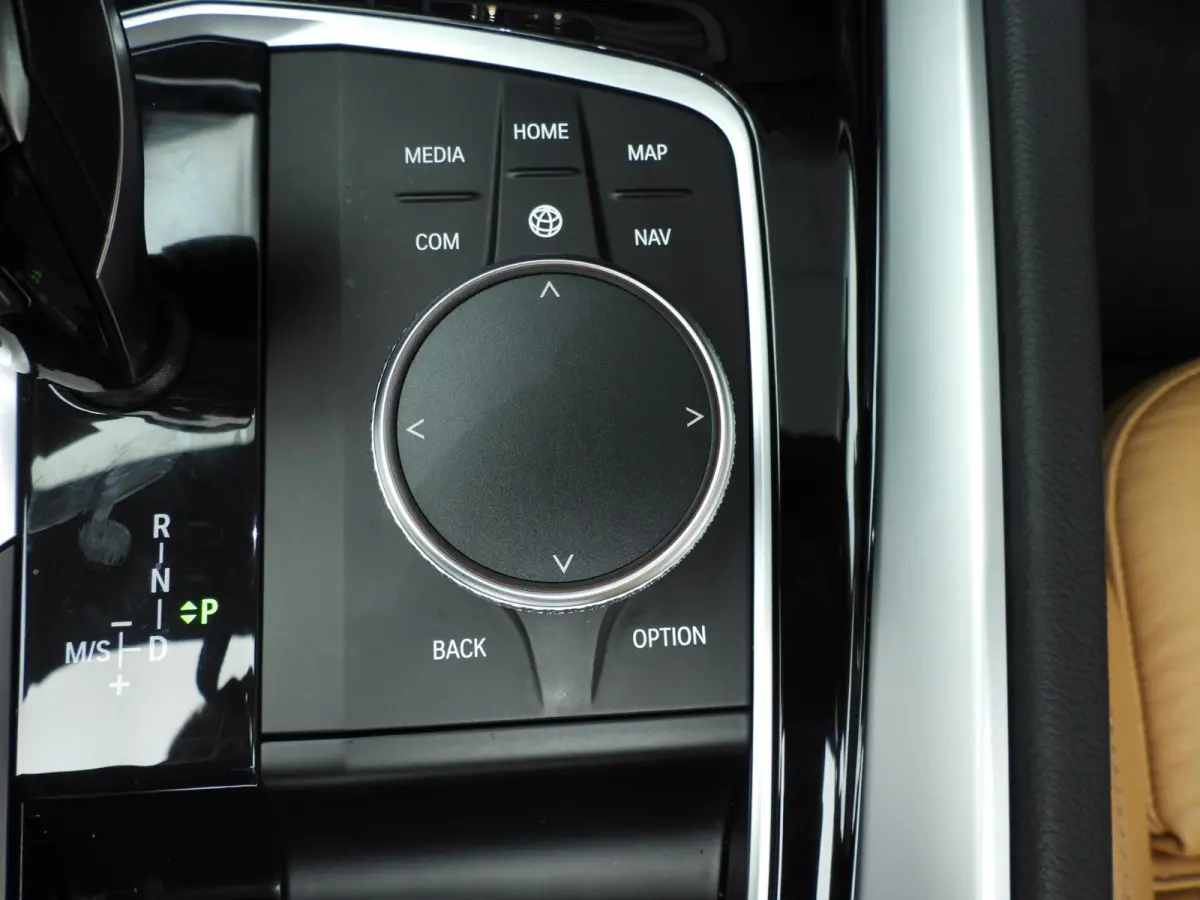 sDrive30i | M-Sportpakket | LED | Leder | Navigatie | Windscherm | Stoelverwarming | M-zetels | DAB | Hifi speakers | Alu 18 inch