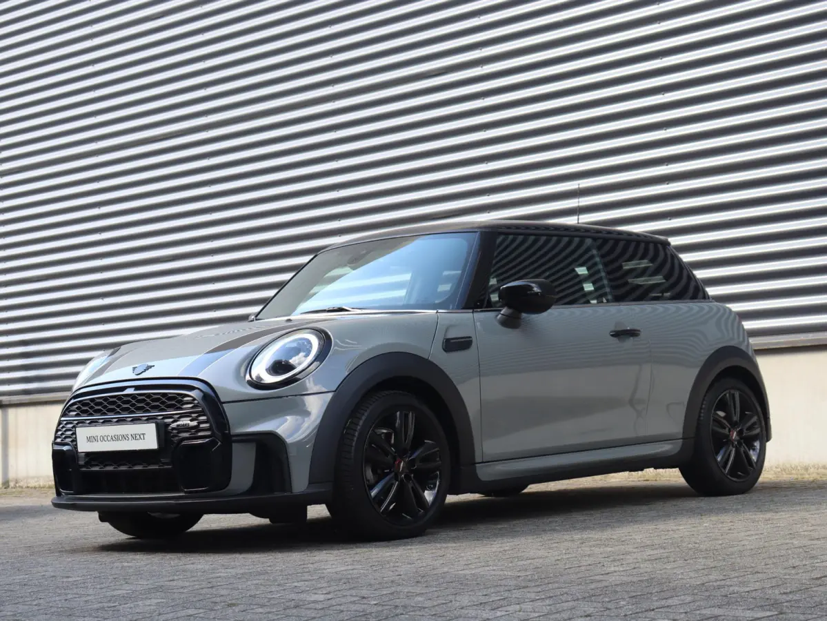 Cooper | John Cooper Works + Camera + Comfort Access + Stuurwielrand Verwarmd + Apple Carplay + LED Koplampen + JCW Sportstoelen + Adaptief Onderstel + 17" JCW Track Spoke Zwart