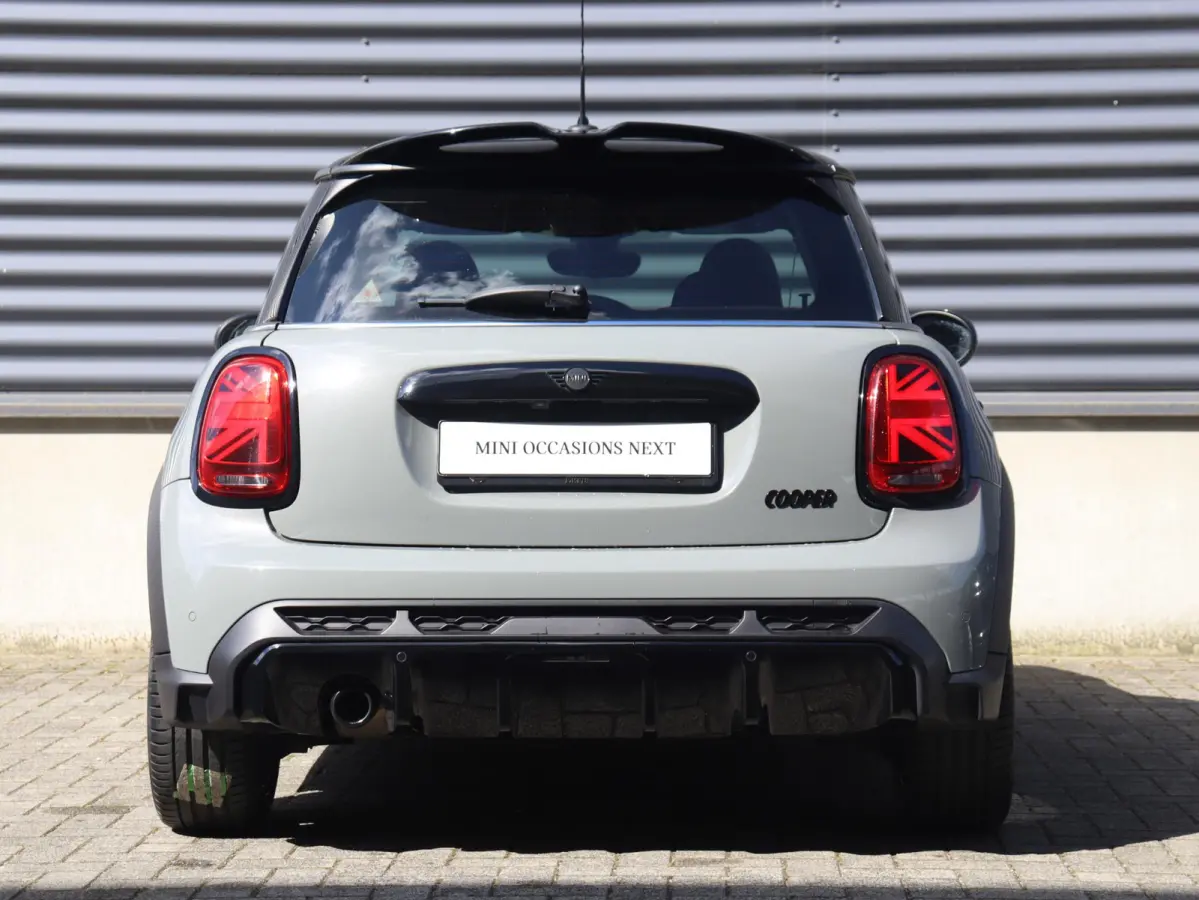 Cooper | John Cooper Works + Camera + Comfort Access + Stuurwielrand Verwarmd + Apple Carplay + LED Koplampen + JCW Sportstoelen + Adaptief Onderstel + 17" JCW Track Spoke Zwart