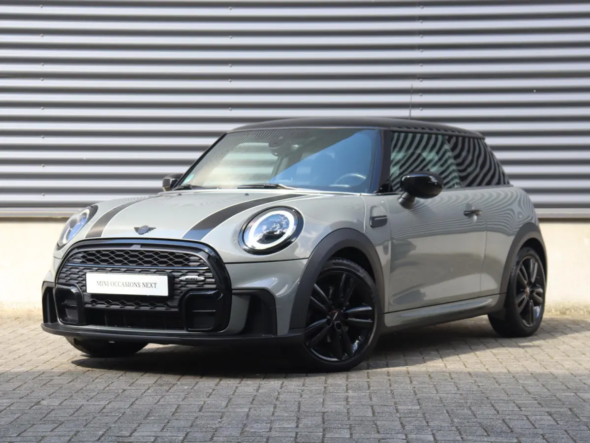 Cooper | John Cooper Works + Camera + Comfort Access + Stuurwielrand Verwarmd + Apple Carplay + LED Koplampen + JCW Sportstoelen + Adaptief Onderstel + 17" JCW Track Spoke Zwart