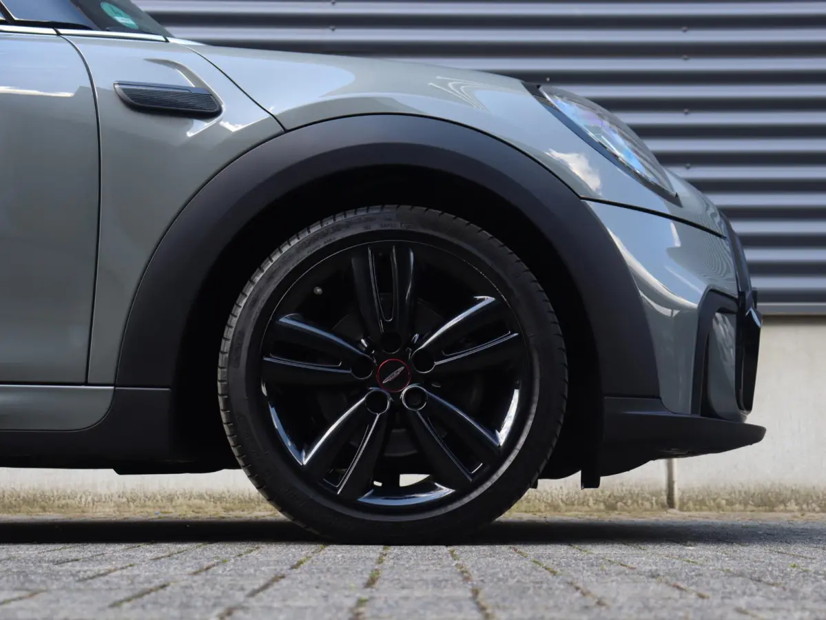Cooper | John Cooper Works + Camera + Comfort Access + Stuurwielrand Verwarmd + Apple Carplay + LED Koplampen + JCW Sportstoelen + Adaptief Onderstel + 17" JCW Track Spoke Zwart