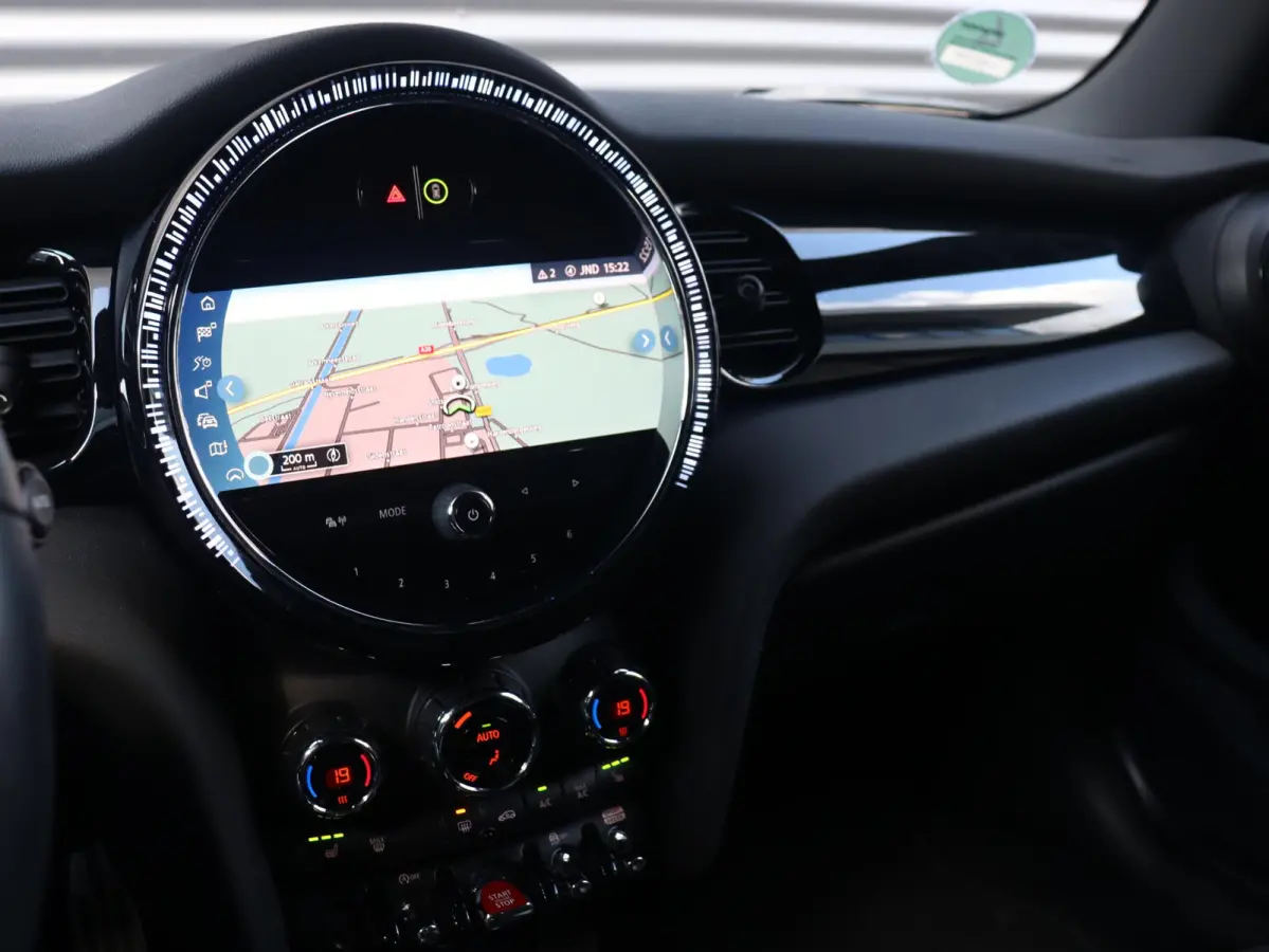 Cooper | John Cooper Works + Camera + Comfort Access + Stuurwielrand Verwarmd + Apple Carplay + LED Koplampen + JCW Sportstoelen + Adaptief Onderstel + 17" JCW Track Spoke Zwart