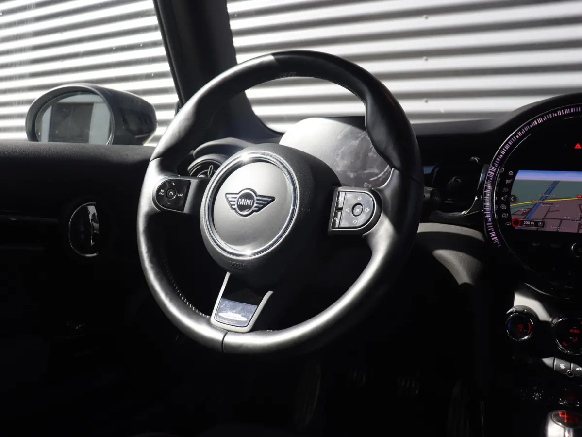 Cooper | John Cooper Works + Camera + Comfort Access + Stuurwielrand Verwarmd + Apple Carplay + LED Koplampen + JCW Sportstoelen + Adaptief Onderstel + 17" JCW Track Spoke Zwart