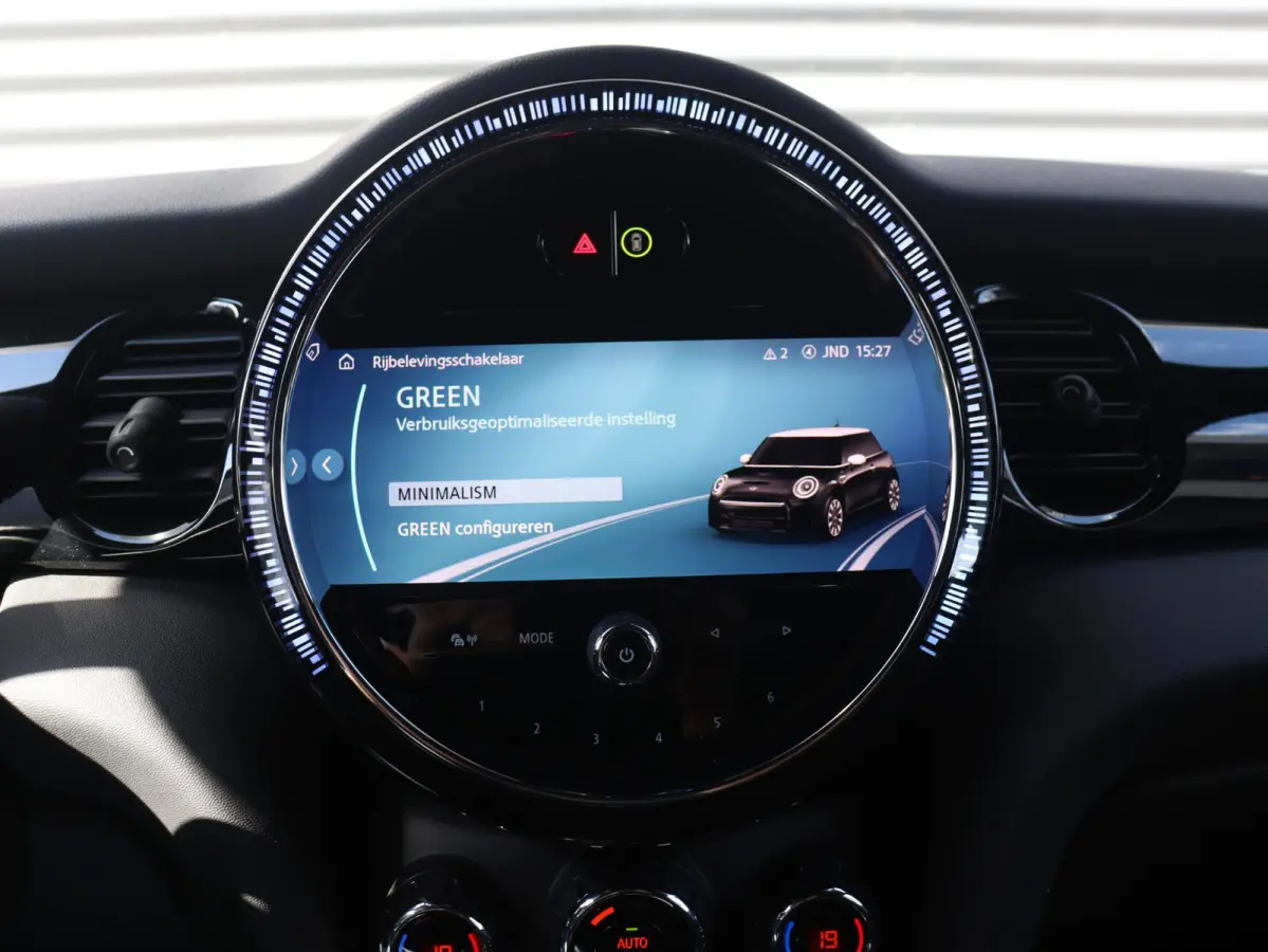 Cooper | John Cooper Works + Camera + Comfort Access + Stuurwielrand Verwarmd + Apple Carplay + LED Koplampen + JCW Sportstoelen + Adaptief Onderstel + 17" JCW Track Spoke Zwart