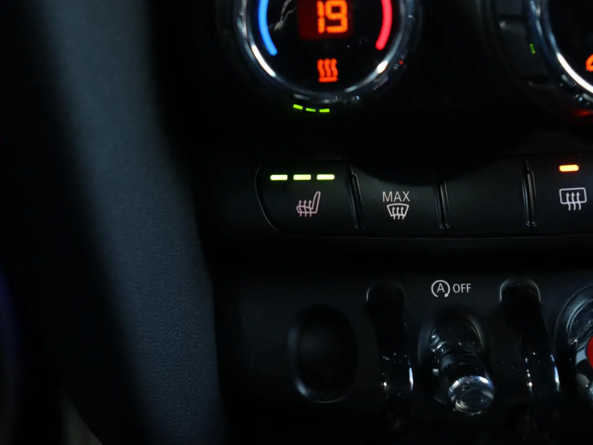 Cooper | John Cooper Works + Camera + Comfort Access + Stuurwielrand Verwarmd + Apple Carplay + LED Koplampen + JCW Sportstoelen + Adaptief Onderstel + 17" JCW Track Spoke Zwart