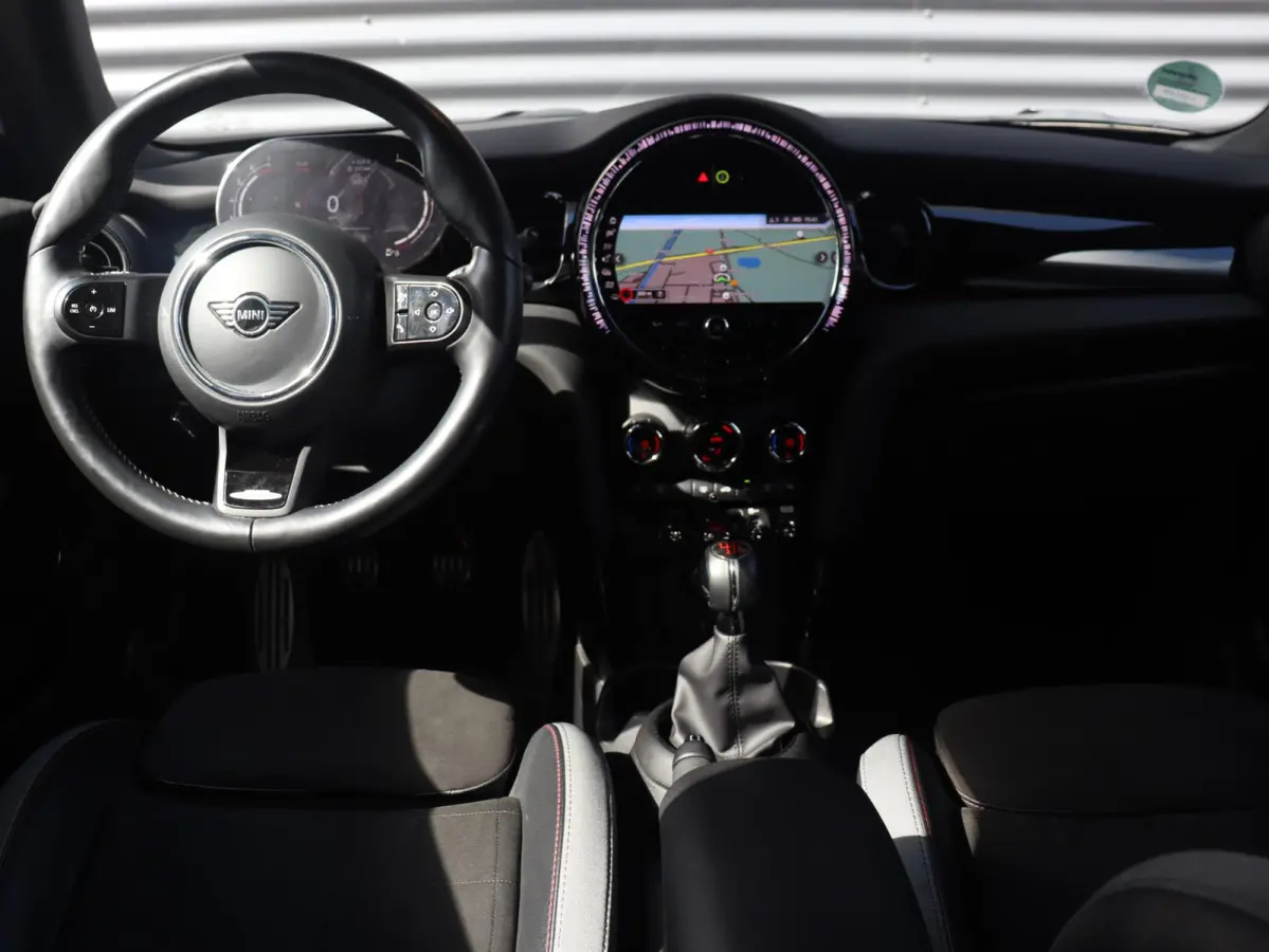 Cooper | John Cooper Works + Camera + Comfort Access + Stuurwielrand Verwarmd + Apple Carplay + LED Koplampen + JCW Sportstoelen + Adaptief Onderstel + 17" JCW Track Spoke Zwart