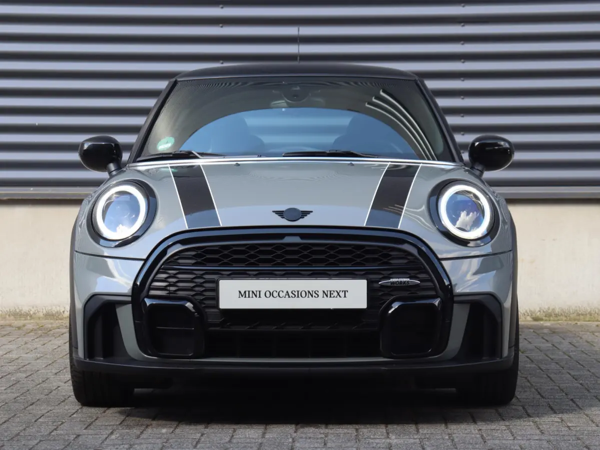 Cooper | John Cooper Works + Camera + Comfort Access + Stuurwielrand Verwarmd + Apple Carplay + LED Koplampen + JCW Sportstoelen + Adaptief Onderstel + 17" JCW Track Spoke Zwart