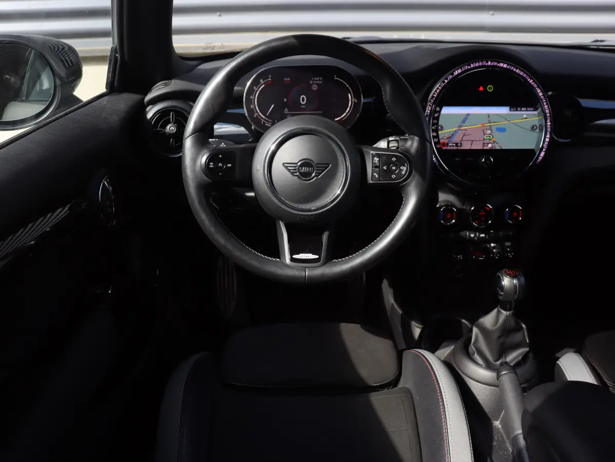 Cooper | John Cooper Works + Camera + Comfort Access + Stuurwielrand Verwarmd + Apple Carplay + LED Koplampen + JCW Sportstoelen + Adaptief Onderstel + 17" JCW Track Spoke Zwart