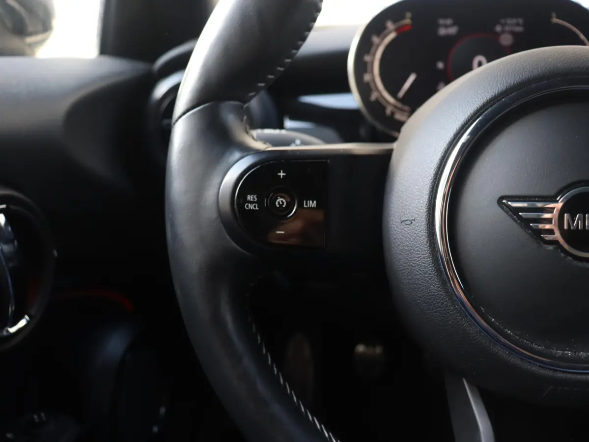 Cooper | John Cooper Works + Camera + Comfort Access + Stuurwielrand Verwarmd + Apple Carplay + LED Koplampen + JCW Sportstoelen + Adaptief Onderstel + 17" JCW Track Spoke Zwart